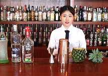 【佛山展翅調(diào)酒咖啡西點(diǎn)培訓(xùn)學(xué)?！颗{(diào)酒師燕子